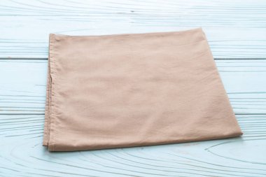 mutfak bezi (peçete) mavi ahşap zemin üzerine