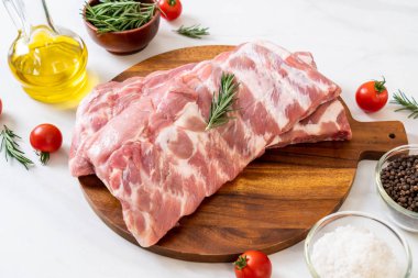 Taze çiğ domuz kaburgası. 