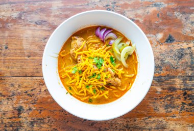 Tayland Kuzey tarzı Curried tavuk şehriye çorbası 