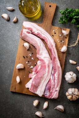 taze çiğ çizgili domuz