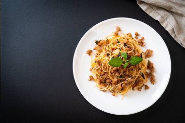 Kıyılmış domuz eti ve fesleğen ile tavada kızartılmış spagetti