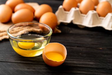 Yumurta ile bir kırık kahverengi ve yumurta sarısı