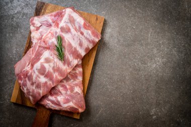 Taze çiğ domuz kaburgası. 