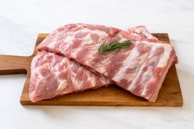 Taze çiğ domuz kaburgası. 