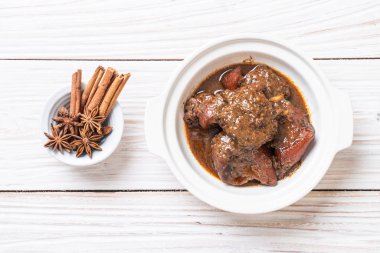 herb ile domuz eti güveç