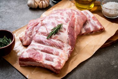 Taze çiğ domuz kaburgası. 