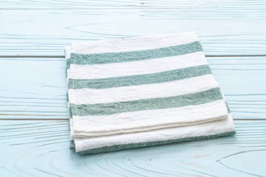 mutfak bezi (peçete) mavi ahşap zemin üzerine