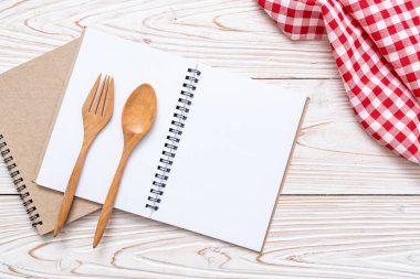 metin Not kopya sapce ile ahşap yüzeyde için boş defter