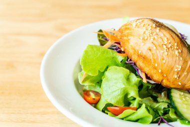 Kızarmış somon salata