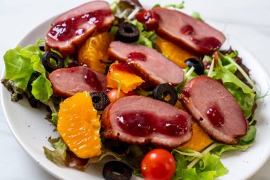 Kızarmış ördek göğsü salatası