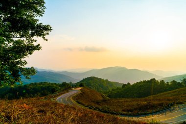 Katman dağ ve yol ile güzel günbatımı gökyüzü