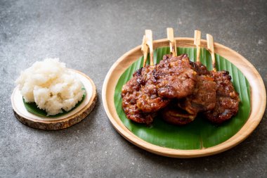 saptırılmış süt domuz beyaz yapışkan pirinç ile ızgara