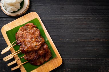 saptırılmış süt domuz beyaz yapışkan pirinç ile ızgara