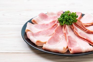 Çiğ domuz pastırma dilimlenmiş