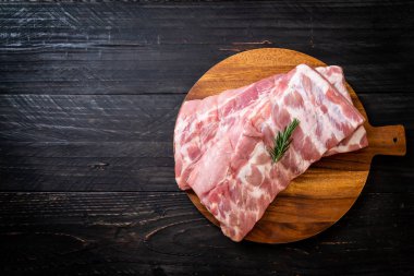 Taze çiğ domuz kaburgası. 