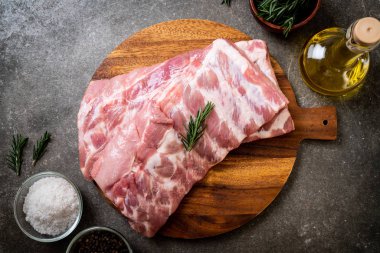 Taze çiğ domuz kaburgası. 