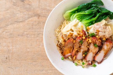 yumurta noodle ile kırmızı kavrulmuş domuz etli mantı