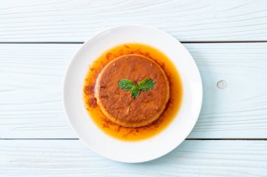 Ev yapımı karamel kremalı puding