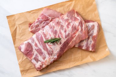 Taze çiğ domuz kaburgası. 