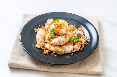 Kızarmış kalamar ve ahtapot sarımsak ile