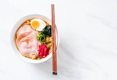 Baharatlı miso udon ramen noodle domuz eti ile