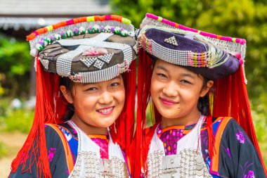 Pai, Tayland - 16 Şubat 2019: Hmong çocuklarla burun mukus, P