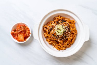 Kore sıcak ve baharatlı anlık noodle kimchi ile