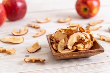 Ev yapımı kurutulmuş organik elma dilimli