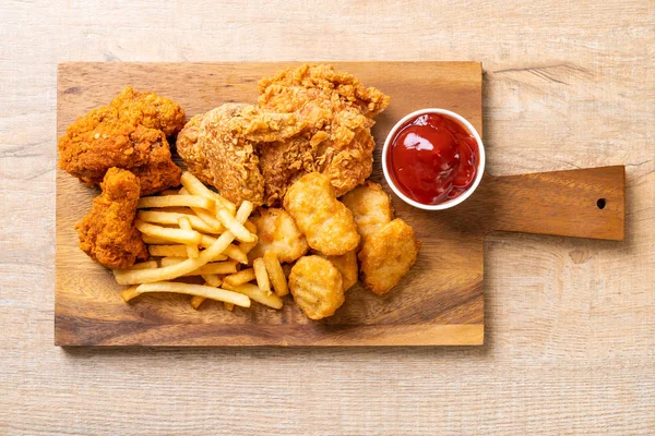 Pollo frito con papas fritas y nuggets comida — Foto de Stock