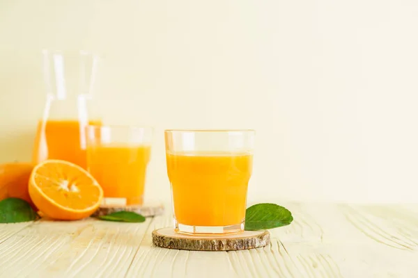 Jus d'orange frais sur fond de bois — Photo