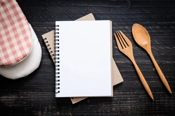 Libreta en blanco para nota de texto en superficie de madera con sapce de copia — Foto de Stock