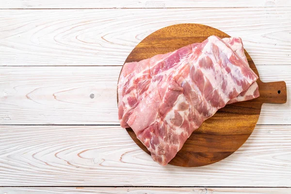 Taze çiğ domuz kaburgası. 