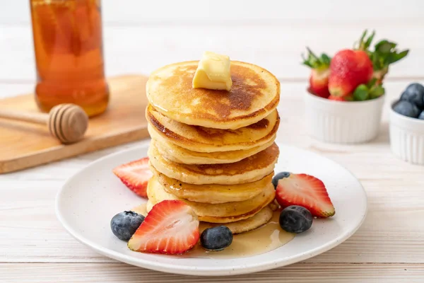 Pancake dengan stroberi, blueberry dan madu — Stok Foto