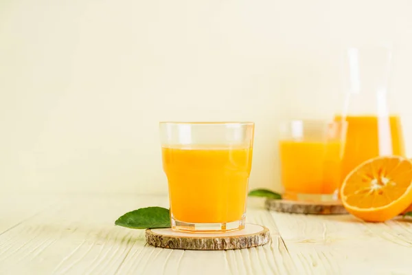 Färskpressad apelsinjuice på trä bakgrund — Stockfoto
