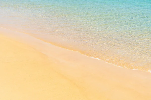 Hermosa playa tropical y el mar en la isla del paraíso — Foto de Stock