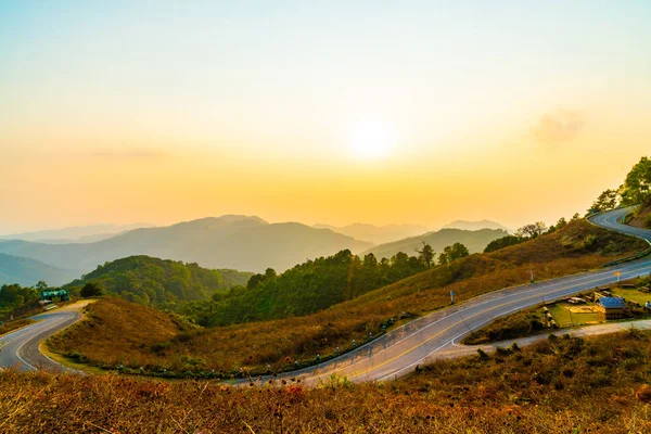 Katman dağ ve yol ile güzel günbatımı gökyüzü