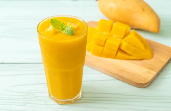 Fresh mango smoothies — Stock Photo, Image