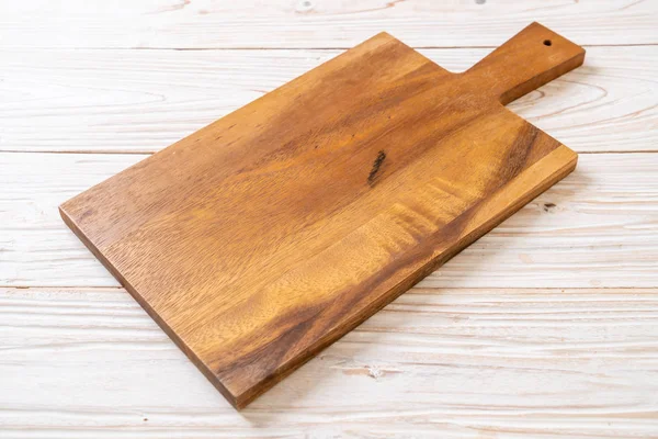 Tomma trä skärbräda med kök trasa — Stockfoto