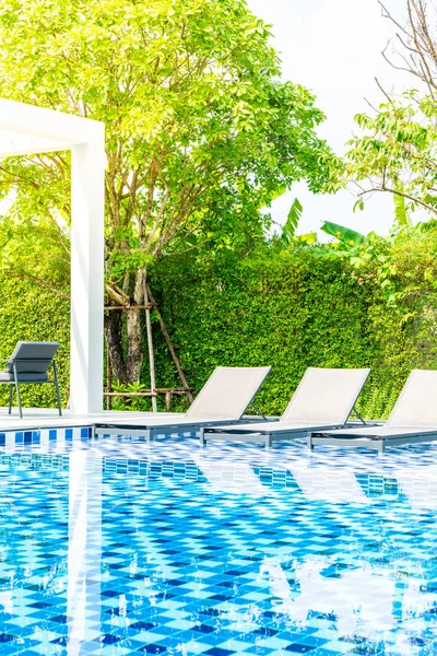 Piscine lit avec piscine extérieure à l'hôtel et resort — Photo