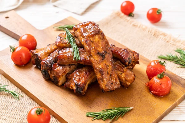 Gegrilde barbecue ribben varkensvlees — Stockfoto