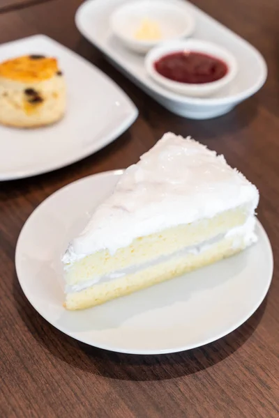 Pastel de coco en el plato —  Fotos de Stock