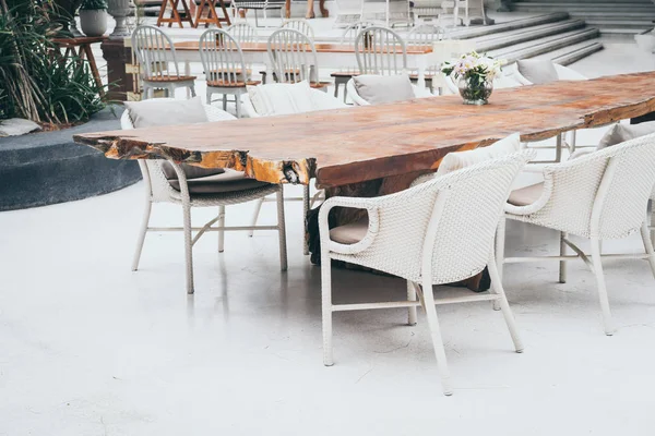 Prázdný stůl a židle — Stock fotografie
