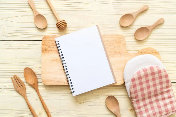 Libreta en blanco para nota de texto en superficie de madera con sapce de copia — Foto de Stock