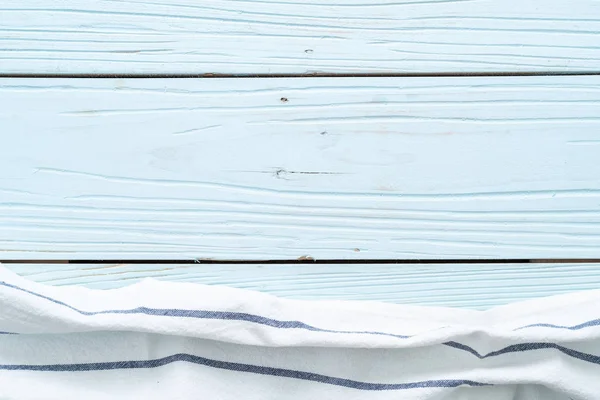 Paño de cocina (servilleta) sobre fondo de madera azul — Foto de Stock