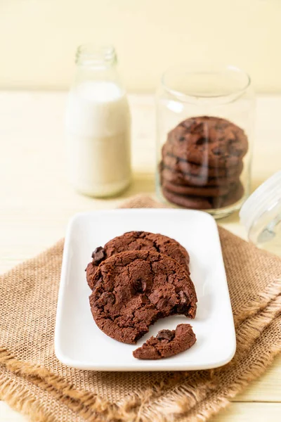 Biscoitos de chocolate com chips de chocolate — Fotografia de Stock