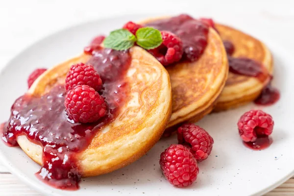 Pancake with fresh raspberries and raspberry sauce — Stock Photo, Image