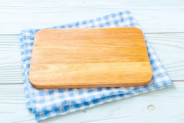 Planche à découper en bois vide avec chiffon de cuisine — Photo