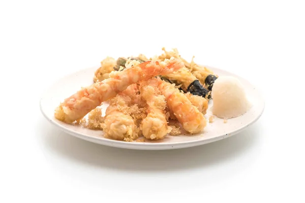 Gamberetti tempura (gamberetti fritti malconci) su sfondo bianco — Foto Stock