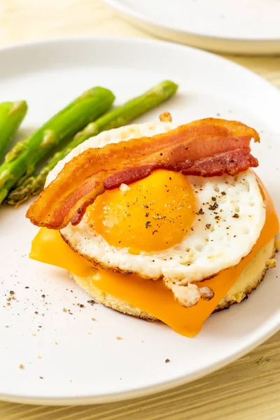 Жареное яйцо с беконом и сыром на блине — стоковое фото