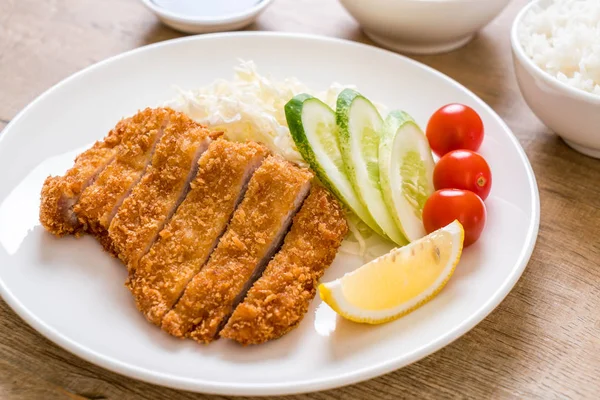 Ιαπωνικά βαθιά τηγανητό χοιρινό παϊδάκι (tonkatsu σετ) — Φωτογραφία Αρχείου